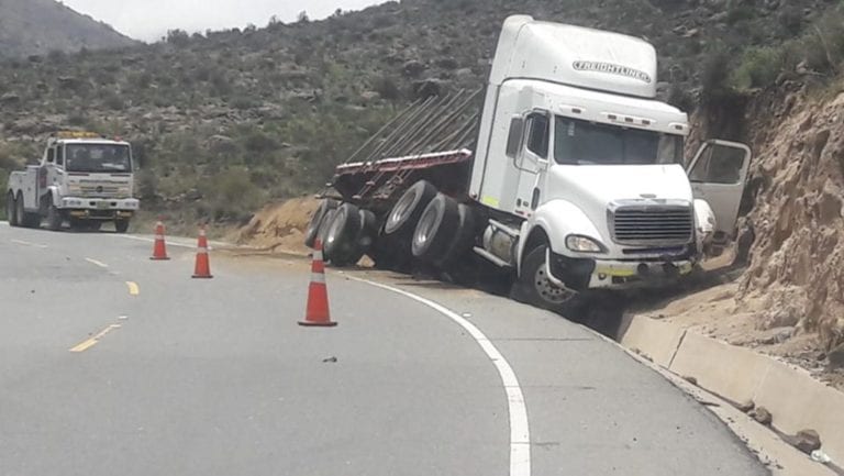 Tráiler aplasta a varón luego de despiste a la altura de Pampa Cuellar