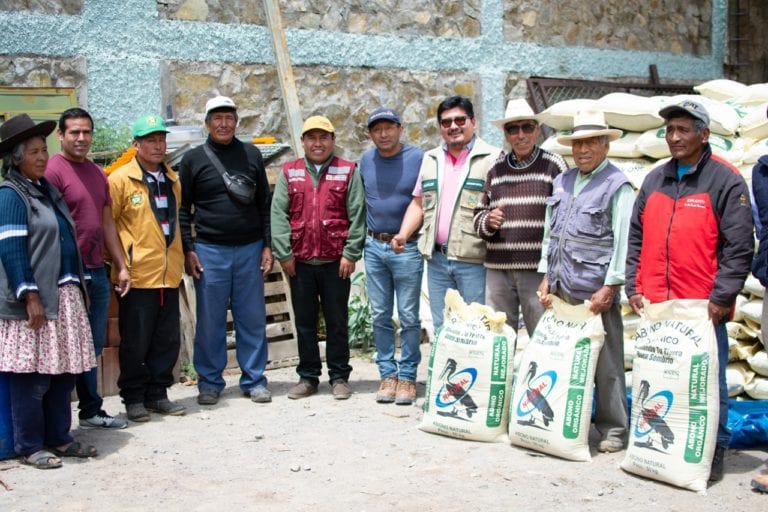 Agricultores de Huanuara reciben insumos para abonamiento y control de plagas