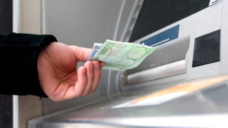 Sentencian a mujer por apropiarse de dinero de programa social “A trabajar urbano”