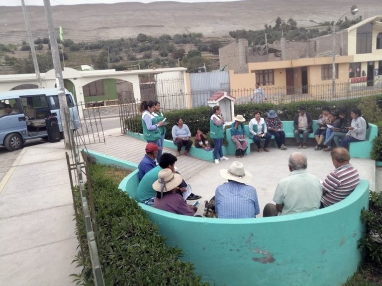 Moradores de diversos barrios de Deán Valdivia reciben información