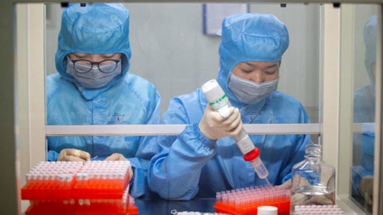 China asegura haber desarrollado «con éxito» una vacuna contra el coronavirus