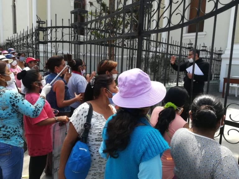 Desorden en cola por víveres en Parroquia Inmaculada Concepción