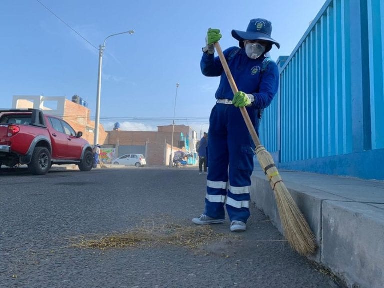 Limpieza y fumigación en alrededores del hospital de EsSalud Mollendo