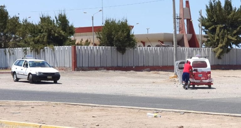 Dos resultan heridos tras violento choque entre automóvil y mototaxi