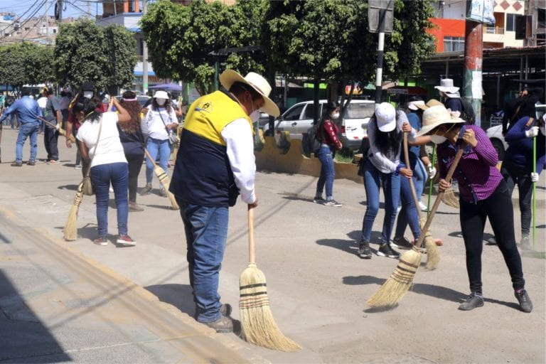 Trabajadores municipales realizan limpieza de calles y avenidas