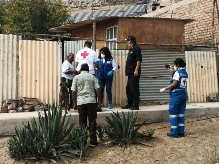 PNP y Cruz Roja llevan ayuda a adultos mayores