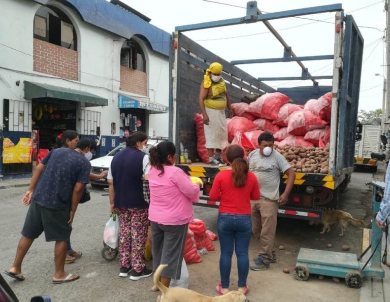 Agricultores venden papa a precios cómodos en Islay-Matarani