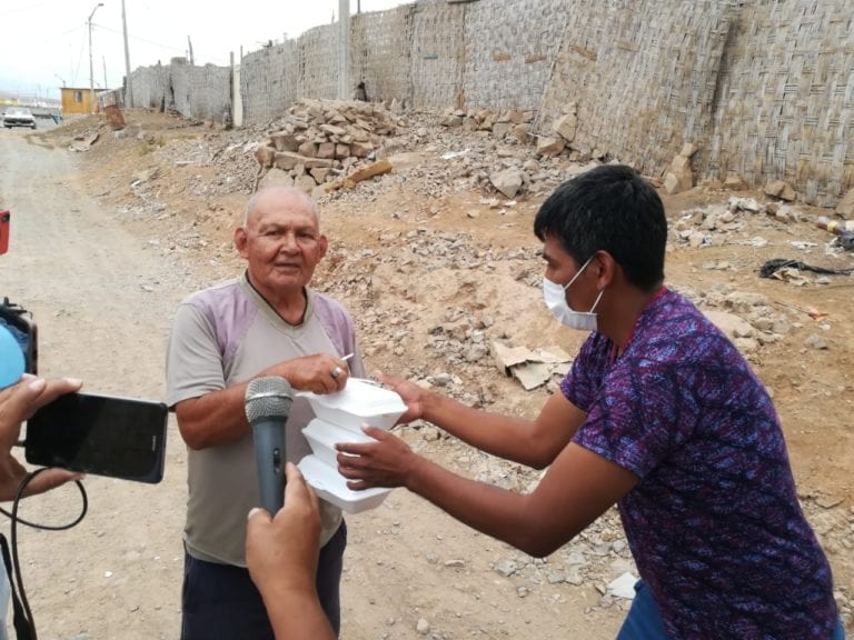 Hombre de prensa dona alimentos en zonas vulnerables de Islay-Matarani