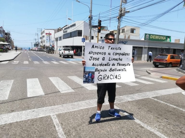 Choferes de taxi colectivo se solidarizan con compañero accidentado