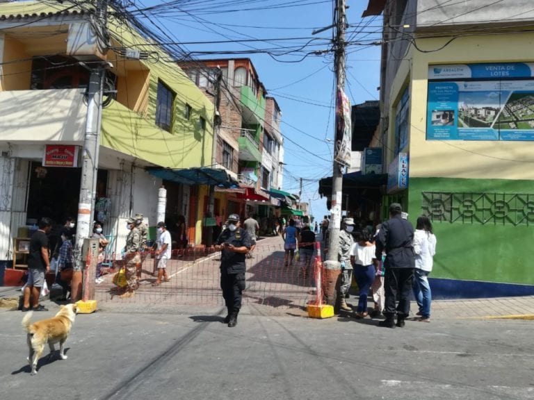 Controlan acceso peatonal a zona comercial el cercado