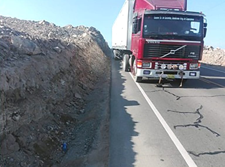 Tráiler de despista y choca contra cerro