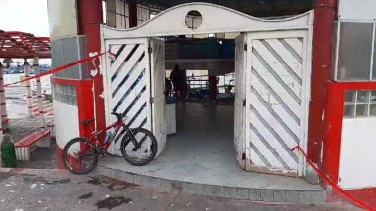 Roban pescado en el centro de abastos “El Lenguadito” durante el toque de queda