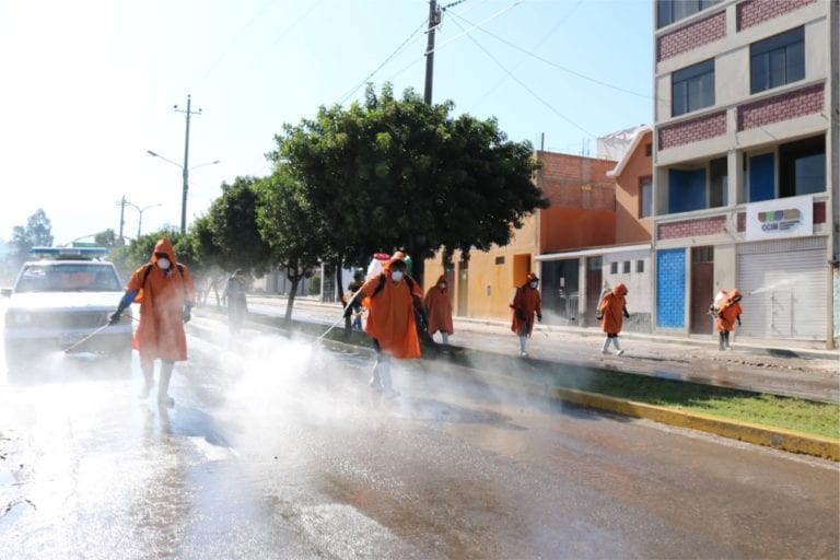 Desinfectan calles aledañas a las ferias de la ‘Chacra a la olla’ y ‘Santa Fortunata’