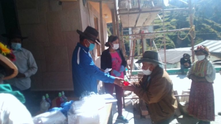 Inician la entrega de mascarillas, guantes, jabón líquido y alcohol en gel a pobladores