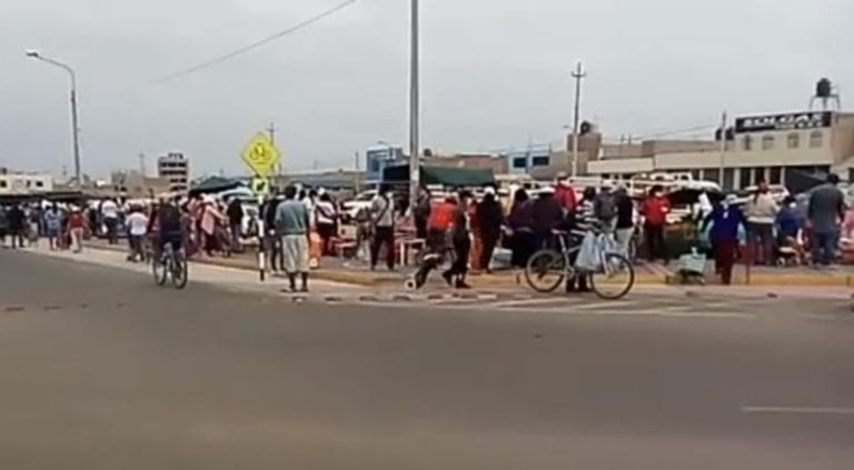 Comerciantes que se ubicaron frente al AA.HH. Señor de los Milagros no guardan distancia