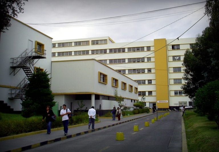 Paciente Covid se lanza del segundo piso del hospital Honorio Delgado y fallece