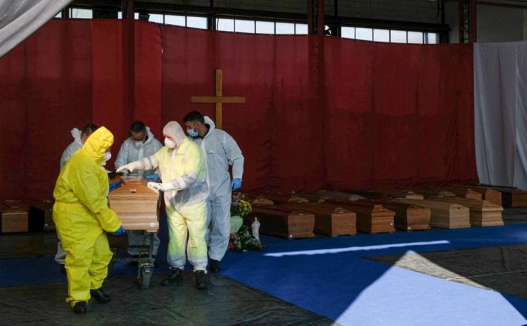 Italia supera los 20,000 muertos por pandemia del COVID-19