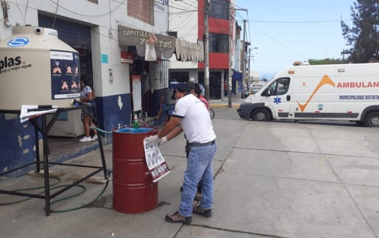 Instalan lavamanos en accesos al mercado de Islay-Matarani