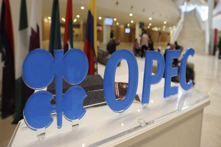 OPEP+ acuerda reducir la producción de petróleo