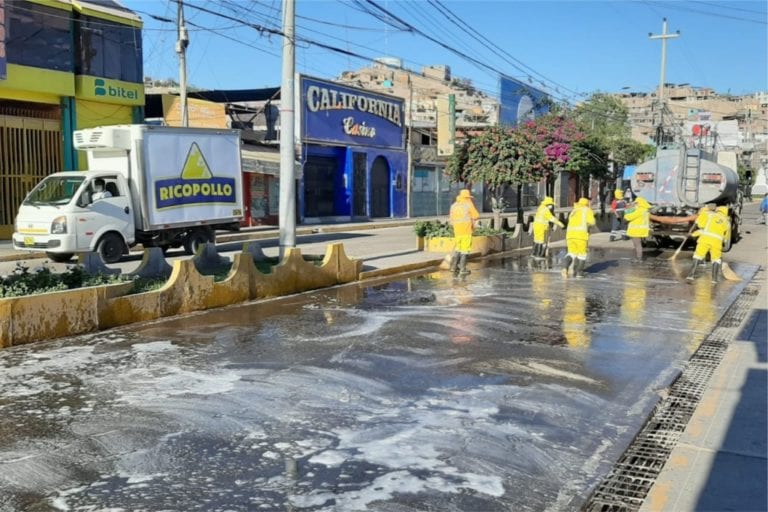 Limpieza y desinfección de principales calles y lugares concurridos