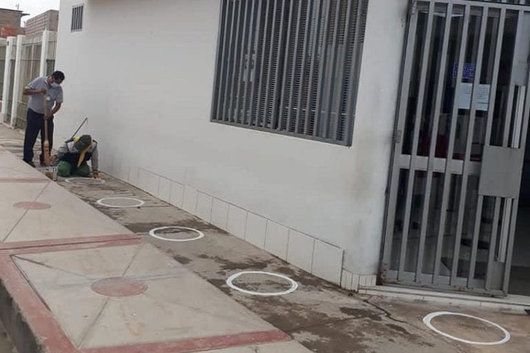 Municipio punteño pinta círculos y cuadrados para marcar distancia entre personas