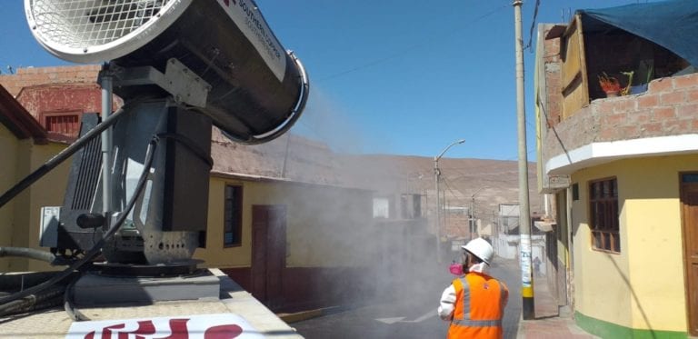 Camión desinfectante de Southern Peru fumiga calles, vías y viviendas del distrito de Locumba