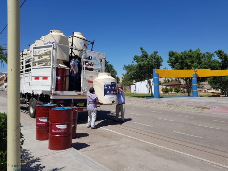 Southern Peru continúa distribuyendo lavamanos portátiles para uso de pobladores