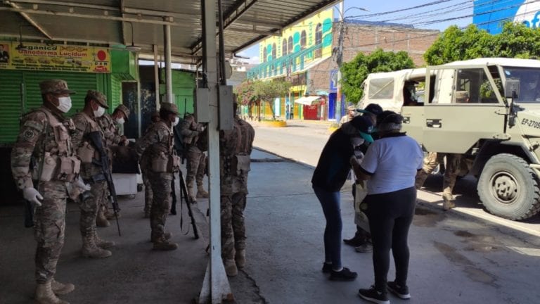 Personal de la UNAM distribuye alimentos a efectivos del de la PNP y Ejército