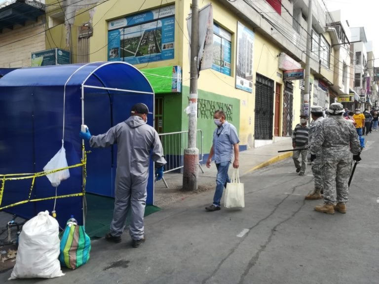 Alcalde Rivera dona dos cabinas de desinfección a comerciantes