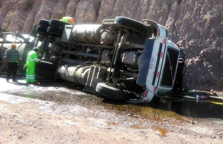 Cisterna boliviano cargado de aceite de soya se despista y vuelca