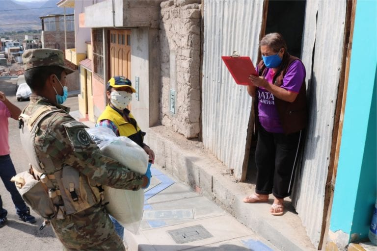Familias vulnerables de centros poblados y cercado reciben canastas con alimentos