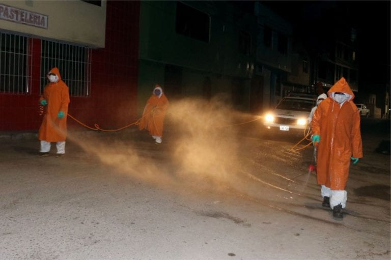 Municipalidad desinfecta calles del cercado y periferia para proteger a población del covid-19