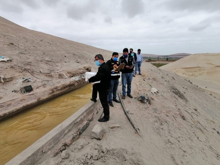 Policía de Medio Ambiente verifica coloración del río Tambo en canal de agua