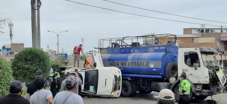 Camioneta y camión cisterna chocan en avenida Panamericana