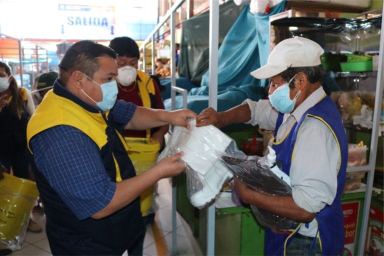 Alcalde entregó 349 paquetes de implementos sanitarios a comerciantes