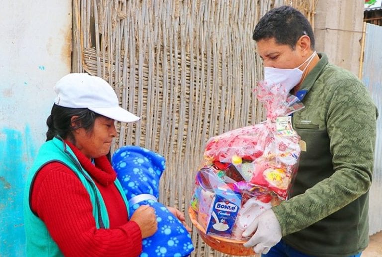 Entregan alimentos y ropa de abrigo a más necesitados en Punta de Bombón
