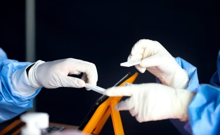 Contraloría: clínicas cobraron por pruebas de covid-19 que el INS procesó gratis