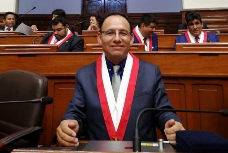 Congresista Johan Flores apoya iniciativa para que el Estado “rescate” a universidades privadas con licencia denegada