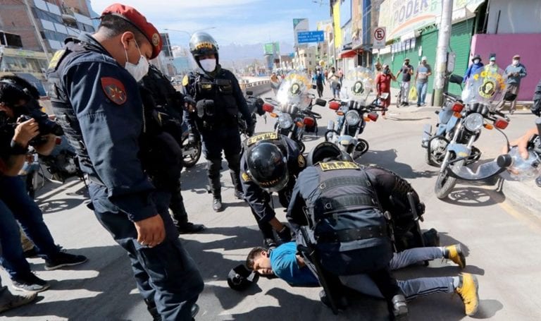 Arequipa: Policías y vendedores se enfrentan por reapertura de plataforma comercial Avelino