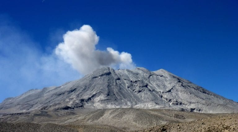 Volcán Ubinas registró actividad fumarólica