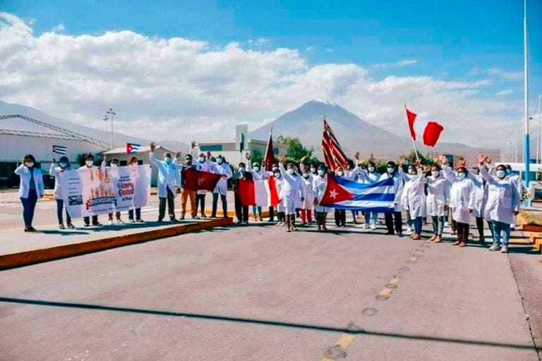 Covid-19: 26 médicos cubanos fortalecen atención en hospitales de Arequipa