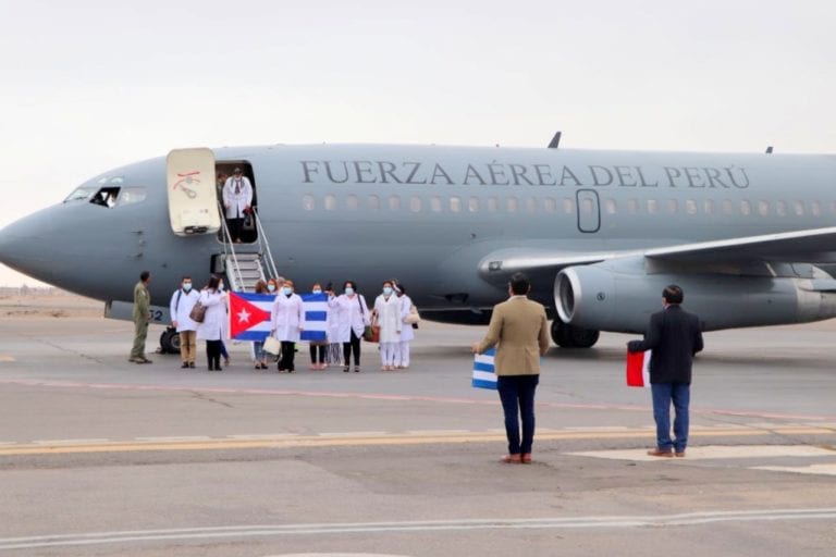 Médicos cubanos que reforzarán lucha contra el covid-19 llegaron a Moquegua
