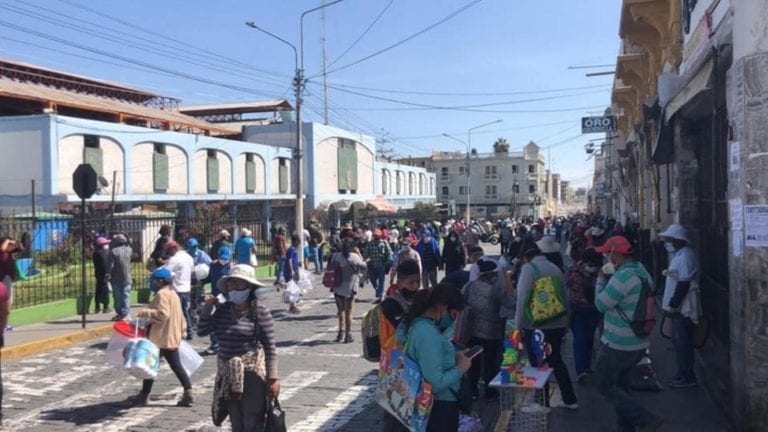 Hallan a varón con Covid-19 caminando por calles de Arequipa