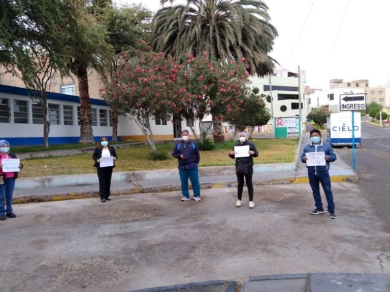 Trabajadores del MINSA realizan plantón frente a la Red de Salud Ilo