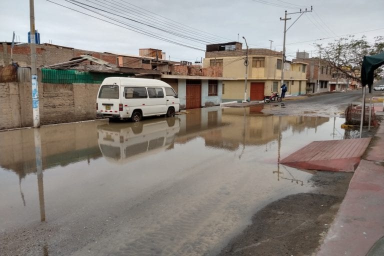 Tubería matriz de agua potable colapsa en Alto Ilo e inunda viviendas