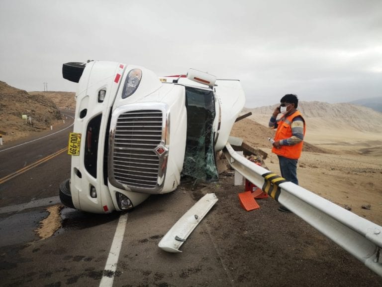 Tráiler se despista y vuelca en las lomas de Ilo