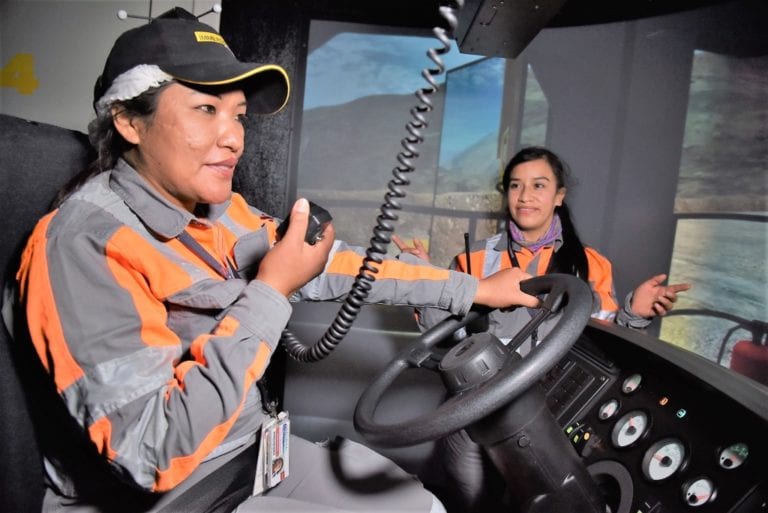 Anglo American y Stracon entrenan a mujeres moqueguanas para operar camiones mineros
