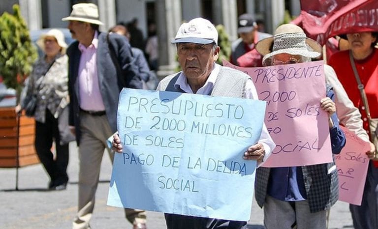En Arequipa: Más de 13 mil profesores esperan pago de deuda social