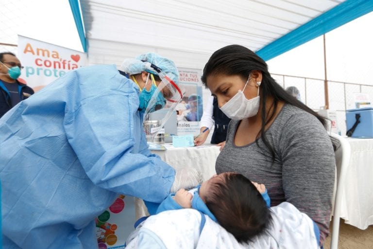 Perú es primer país en Latinoamérica que vacuna a población durante la pandemia