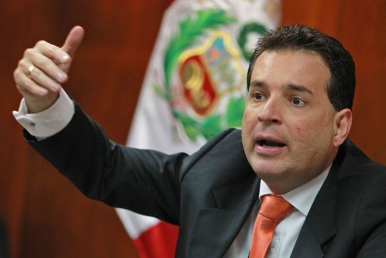 Podemos Perú solicita la renuncia del presidente de la Comisión de Constitución Omar Chehade